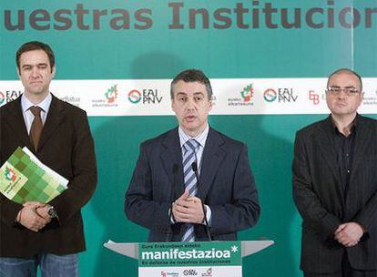 El presidente del PNV, Iñigo Urkullu (en el centro), flanqueado por Unai Ziarreta (a la izqda.) y Javier Madrazo en la rueda de prensa en Bilbao.