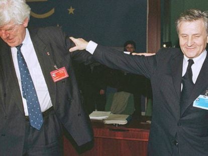 Wim Duisenberg, primer presidente del BCE, y el que luego sería su sustituto, Jean-Claude Trichet, en la cumbre de ministros de Finanzas de 1998 donde nació el euro.