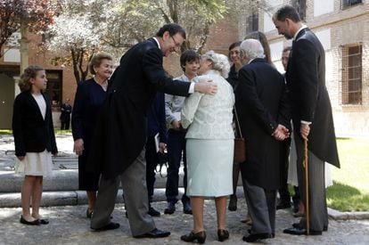 Mariano Rajoy habla con Pepa Ramis, esposa de Caballero Bonald, Premio Cervantes 2012, tras la ceremonia de entrega del galardón en el Paraninfo de la Universidad de Alcalá de Henares.