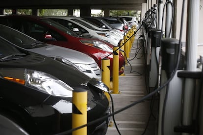 Una fila de coches eléctricos cargándose en el aparcamiento de una universidad de California, Estados Unidos. 