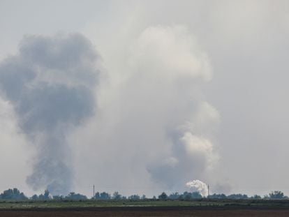 Columnas de humo tras las explosiones en el depósito de armamento ruso, este martes cerca Maiskoye.