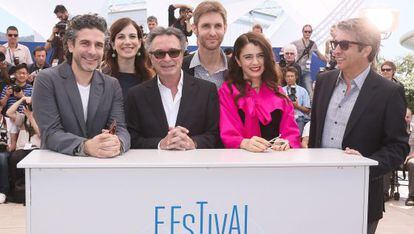 Desde la izquierda, Leonardo Sbaraglia, María Marull, Óscar Martínez, el director Damián Szifrón, Erica Rivas y Ricardo Darín, en la presentación de 'Relatos salvajes'.