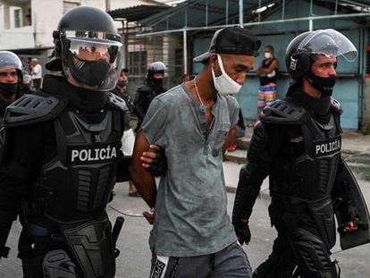 La policía traslada a un detenido de las protestas sociales en Cuba, en La Habana el pasado 13 de julio.