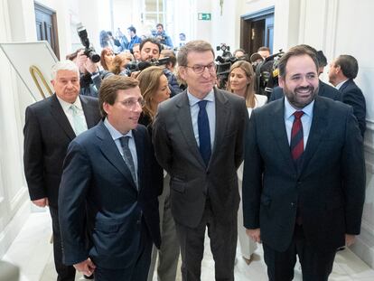 El alcalde de Madrid, José Luis Martínez-Almeida; el presidente del PP, Alberto Núñez Feijóo y el presidente del Partido Popular de Castilla-La Mancha, Paco Núñez, a su llegada a un desayuno informativo de la tribuna Fórum Europa este lunes en Madrid.