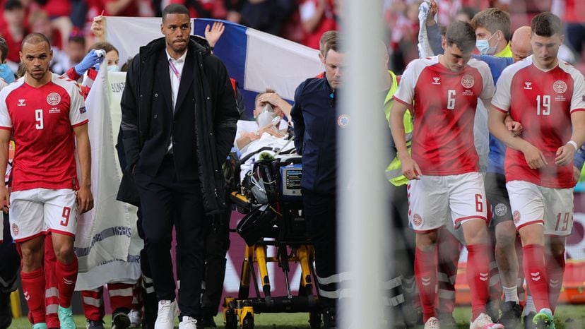 Jugadores de Dinamarca estallan contra la UEFA por forzarlos a jugar tras el incidente de Christian Eriksen