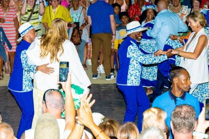 Por la noche, la familia asistió al festival Taste of Bonaire, donde los monarcas y la heredera mostraron su faceta más divertida e incluso se atrevieron a bailar delante de los presentes. 
