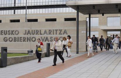 Funcionarios del Gobierno salen de la sede del Ejecutivo en Vitoria.