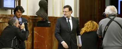 El presidente del Gobierno, Mariano Rajoy (en el centro), llega al Congreso. 