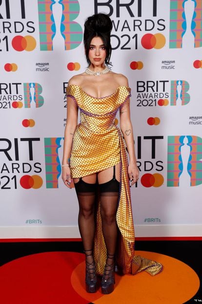 Dua Lipa fue la estrella indiscutible en los premios Brit. Ganadora al mejor álbum de pop local por Future Nostalgia y a la mejor intérprete femenina, la artista acudió a la gala que la coronaría con este look hecho a medida de Vivianne Westwood, otra leyenda viva del arte británico El detalle del estilismo estaba en sus plataformas, que emulaban (y suavizaban el tacón) de un mítico modelo que, como el armadillo de Alexander McQueen, ha hecho historia de la mod