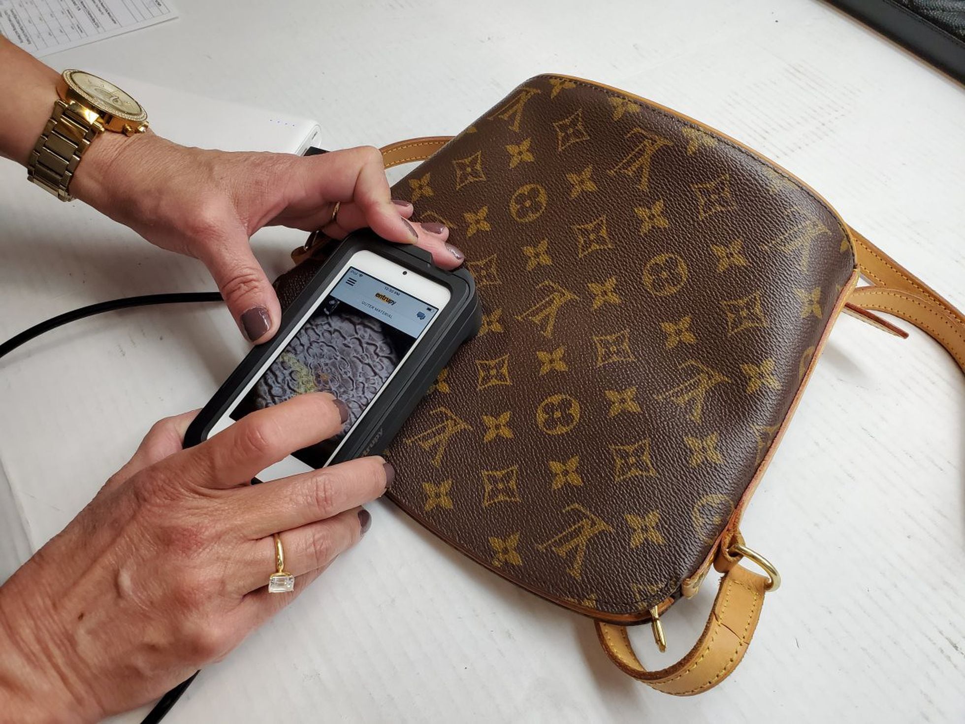 Negociazo! Mujer compra cartera Louis Vuitton original en $26