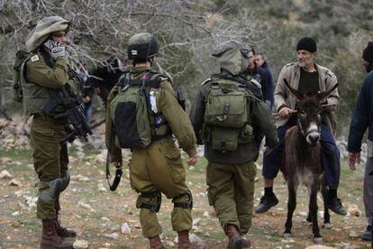 Soldados israelíes dispersan a los vecinos palestinos de una zona de asentamientos israelíes en Cisjordania, el martes.