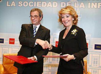 La presidenta de la Comunidad, Esperanza Aguirre, y el presidente de Telefónica, César Alierta, durante la firma del convenio.