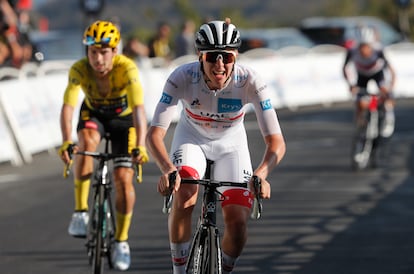 Pogacar llega este domingo a la meta en el Grand Colombier por delante del líder del Tour, Primoz Roglic.