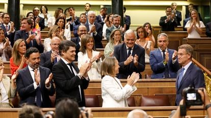 Los diputados del Partido Popular aplauden a su líder, Alberto Núñez Feijóo (a la derecha), a su llegada al Congreso.