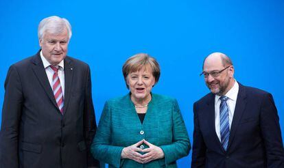 La canciller alemana, Angela Merkel, su aliado bávaro, Horst Seehofer (izqueirda), y el líder del Partido Socialdemócrata (SPD), Martin Schulz, durante una rueda de prensa tras la ronda de negociaciones celebrada en la sede de la Unión Cristianodemócrata (CDU), en Berlín, el miércoles.