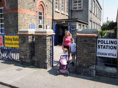 Entrada a un colegio electoral en Dublín.