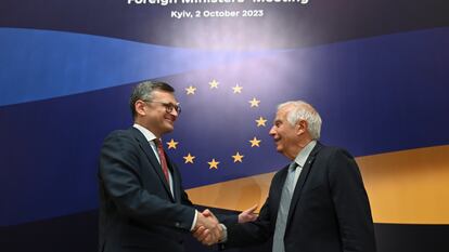 El ministro de Exteriores ucranio, Dmitro Kuleba (izquierda) saludaba este lunes en Kiev al alto representante para la Política Exterior de la UE, Josep Borrell.