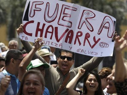 Manifestantes en contra del fiscal general de Perú.