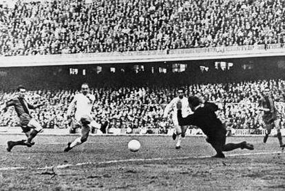 Di Stéfano logra ante Ramallets, en presencia de Segarra, Gento y Garay, uno de los goles del 3-5 del Madrid al Barcelona en la temporada 1960-61.