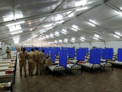 Soldados qataríes se reúnen en un hospital de campaña donado por Qatar para atender pacientes de Covid-19, el martes 13 de julio en la localidad de Ben Arous, al sur de la capital.