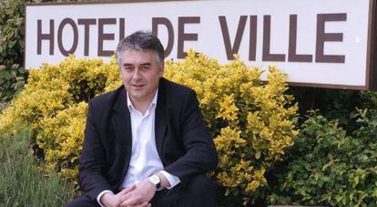 Gilles Bourdouleix, alcalde de Cholet, posando delante del ayuntamiento