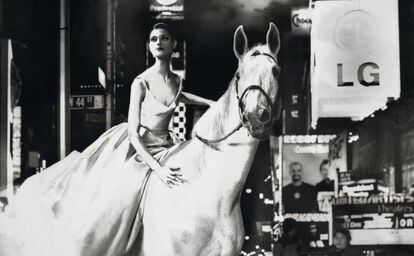 Anneliese Seubert subida a un caballo en la neoyorquina Times Square.