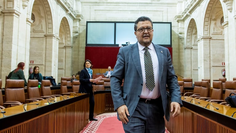 El diputado de Vox, Francisco Serrano durante un pleno del Parlamento andaluz en Sevilla, el pasado febrero.