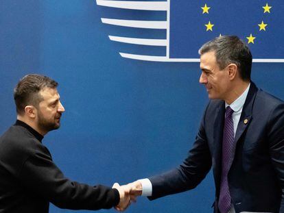 El presidente ucranio, Volodímir Zelenski, estrecha la mano del presidente del Gobierno español, Pedro Sánchez, este jueves en Bruselas.