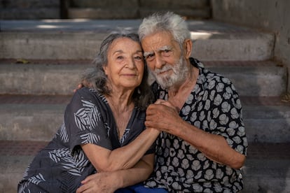 Petra Martínez y Juan Margallo, fotografiados en el barrio de Arganzuela (Madrid), en julio.
