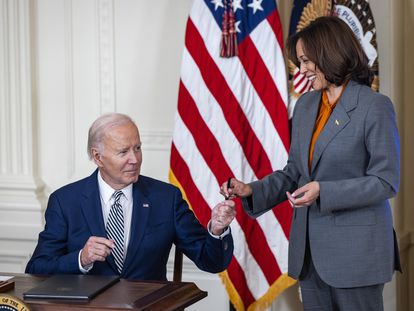 El presidente de Estados Unidos, Joe Biden, y la vicepresidenta, Kamala Harris, durante la firma del decreto sobre inteligencia artificial, este lunes en la Casa Blanca.