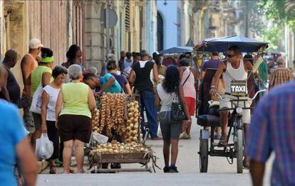 Taxistas y vendedores de comida, en Cuba