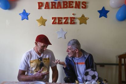 Bento Marcio da Silva, izquierda, y Zezé durante la fiesta del 60 cumpleaños del segundo en la residencia terapéutica de Barbácena en la que ambos viven. Antes estuvieron ingresados en psiquiátricos durante muchos años.