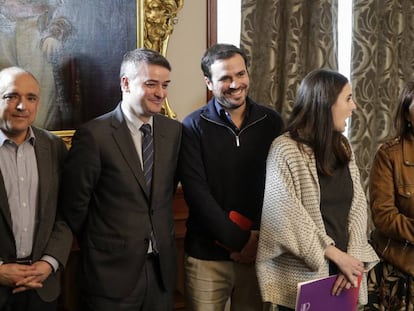 Rafael Simancas, Iván Redondo, Alberto Garzón, Irene Montero y Adriana Lastra, en la firma del acuerdo entre PSOE y Unidas Podemos.