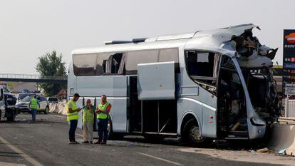 Uno de los autobuses implicados en la colisión triple de este domingo en la autovía A-92 a la altura de Moraleda de Zafayona (Granada).