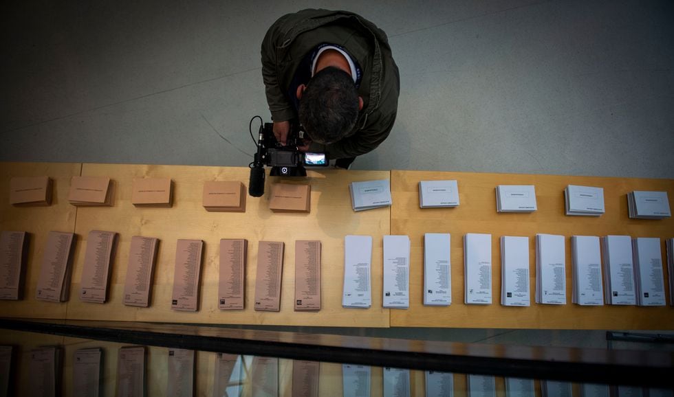 Preparativos para las elecciones de este domingo en la Biblioteca Central de Leganés. 