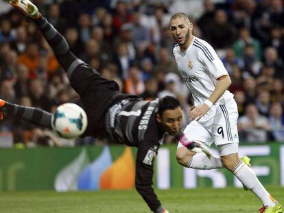 Benzema observa como Navas despeja el balón