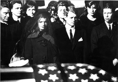 Jacqueline Kennedy y Robert Kennedy, viuda y hermano, respectivamente, de John F. Kennedyy asesinado en Dallas y enterrado en Arlington el 25 de noviembre de 1963.