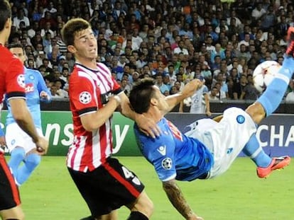 Maggio trata de rematar ante Laporte y Aduriz.