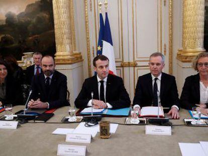 El presidente francés busca aplacar a los ‘chalecos amarillos’ con un mea culpa y medidas sociales