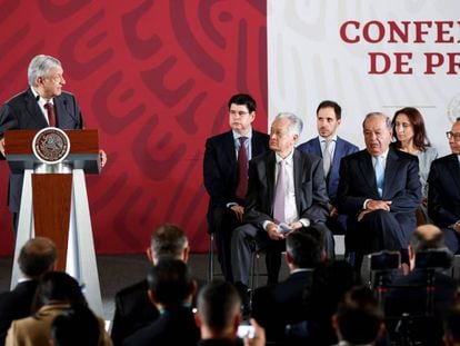 López Obrador, acompañado, entre otros, por el empresario Carlos Slim y del secretario de Hacienda, Arturo Herrera, en una rueda de prensa.