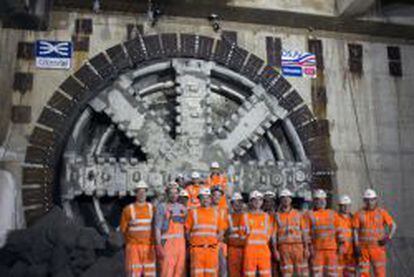 Un grupo de empleados de Dragados posa ante la tuneladora Elisabeth a su llegada a Canary Wharf. 