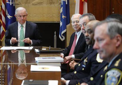 El fiscal general, Jeff Sessions, en una reunión con jefes de policía en Washington.