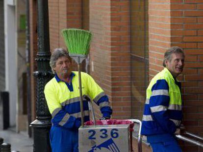 Trabajadores de la empresa Limasa, por el centro de M&aacute;laga.