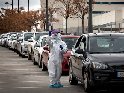 Colas ante el hospital de campaña de Valencia, el pasado lunes, para pasar las pruebas de PCR.