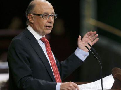 El ministro de Hacienda y Administraciones P&uacute;blicas, Crist&oacute;bal Montoro, durante su intervenci&oacute;n hoy en el pleno del Congreso. 