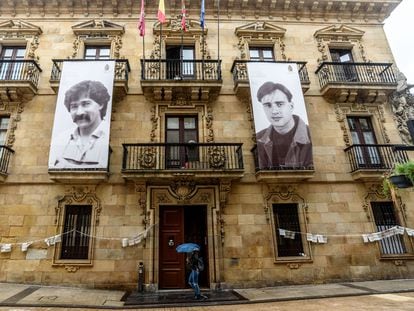 Fachada del Ayuntamiento de Ermua con las fotografías de Miguel Ángel Blanco, asesinado por ETA en 1997, y de Sotero Mazo, asesinado en 1980.