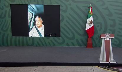 Andrés Manuel López Obrador transmite un mensaje desde su camioneta durante la conferencia matutina en Chiapas.