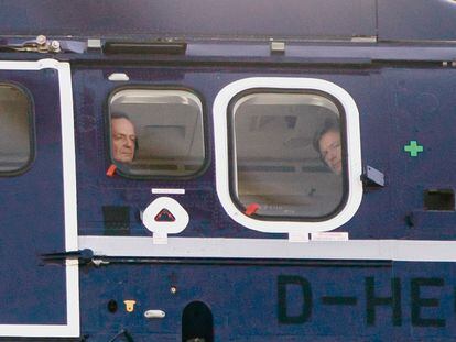 El ministro de Transportes, el liberal Volker Wissing (izquierda), junto al ministro de Economía y Clima, el verde Robert Habeck, saliendo en helicóptero de la Cancillería para viajar a Países Bajos.