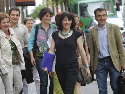 A la izquierda, y en primer t&eacute;rmino, Maider Etxebarria e &Iacute;&ntilde;igo Iruin, los dos miembros de Sortu que han ofrecido la rueda de prensa. 