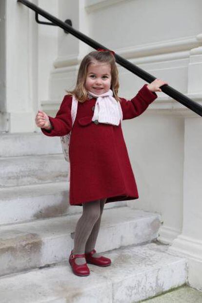 La princesa Carlota de Cambridge posa en el palacio de Kensington antes de su primer día en la guardería.
